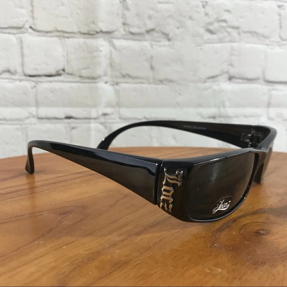 Women’s Black Frame Fashion Sunglasses - Picture 6 of 8